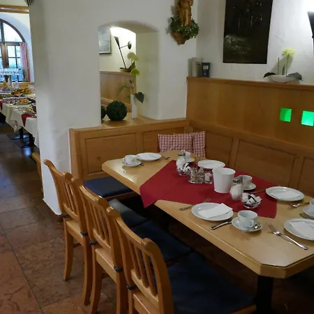 Bayerischer Hof Hotel 3*
